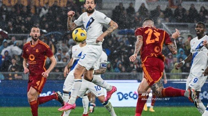 Bek Italia Roma #23 Gianluca Mancini (kanan) menyundul bola untuk menyamakan kedudukan meskipun bek Inter Milan Italia #15 Francesco Acerbi (CL) selama pertandingan sepak bola Serie A Italia antara AS Roma vs Inter Milan di stadion Olimpiade di Roma pada Februari 10 2024.