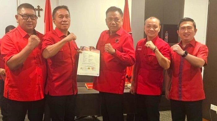 Bendahara Umum PDIP, Olly Dondokambey menyerahkan SK penugasan kepada Franky Wongkar dan Theo Kawatu di kantor DPP PDIP, Jakarta, Senin (26/8/2024)