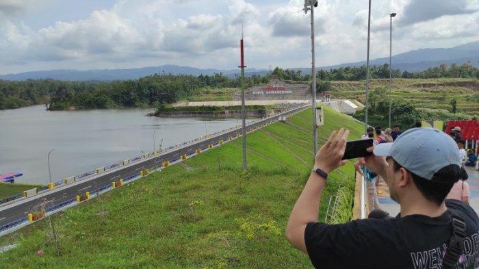 Bendungan Kuwil Kawangkoan di Minahasa Utara, Sulawesi Utara, menjadi sumber air baku, pengendali banjir, sekaligus destinasi wisata.