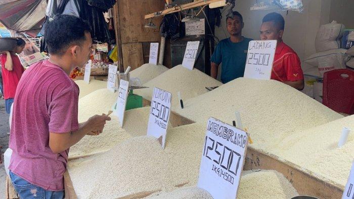 Beras di pasar Girian Kota Bitung Sulawesi Utara.