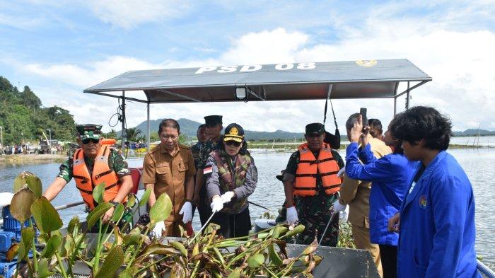 BERSIHKAN DANAU TONDANO - Selasa (25/2/2025) Ratusan prajurit TNI dipimpin Pangdam XIII/Merdeka, Mayor Jenderal TNI Suhardi bersama warga setempat bahu-membahu melakukan aksi pembersihan besar-besaran.
Dipimpin langsung oleh Pangdam XIII/Merdeka, Mayor Jenderal TNI Suhardi, aksi ini menjadi bukti nyata semangat gotong royong untuk menyelamatkan lingkungan.