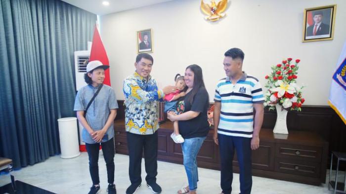 Bertemu: Gubernur Sulawesi Utara Yulius Selvanus Komaling (YSK