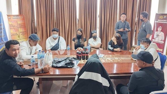 DIAMANKAN - 7 warga Sulut dicegah saat hendak ke Kamboja dan diamankan di Polsek Bandara Samrat Manado, Senin (23/6/2025). Besaran gaji online scammer di Kamboja diungkap oleh seorang wanita yang hendak berangkat.