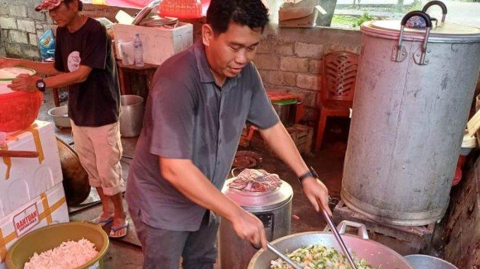 Hardi Yoyanto, Humas Bintang Group nampak sedang memasak makanan untuk para Korban musibah Gunung Ruang di Kecamatan Tagulandang, Sitaro, Sulawesi Utara, Selasa (7/5/2024).