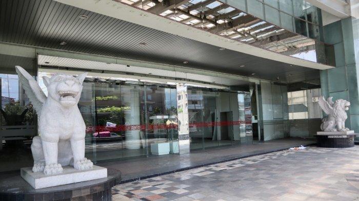 Boulevard Mall Manado Sulawesi Utara nampak tidak terurus dan terbengkalai, Jumat (06/10/2023).