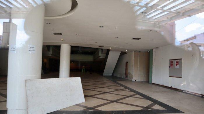 Boulevard Mall Manado Sulawesi Utara nampak tidak terurus dan terbengkalai, Jumat (06/10/2023).