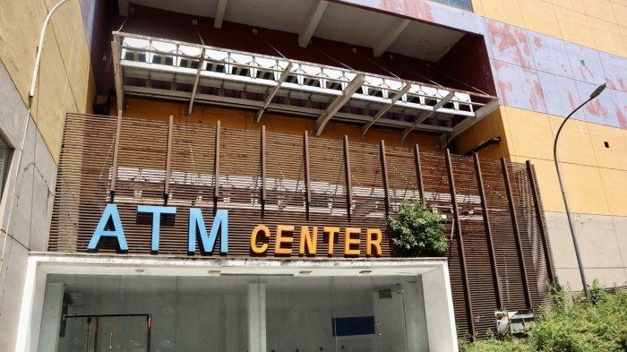 Boulevard Mall Manado Sulawesi Utara nampak tidak terurus dan terbengkalai, Jumat (06/10/2023).