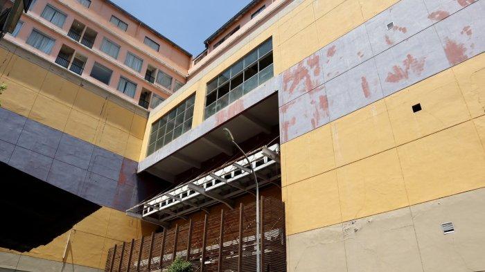 Boulevard Mall Manado Sulawesi Utara nampak tidak terurus dan terbengkalai, Jumat (06/10/2023).