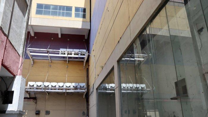 Boulevard Mall Manado Sulawesi Utara nampak tidak terurus dan terbengkalai, Jumat (06/10/2023).