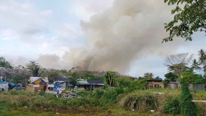 Kebakaran di TPA Sumompo, Kota Manado, Sulawesi Utara, Minggu (1/10/2023).