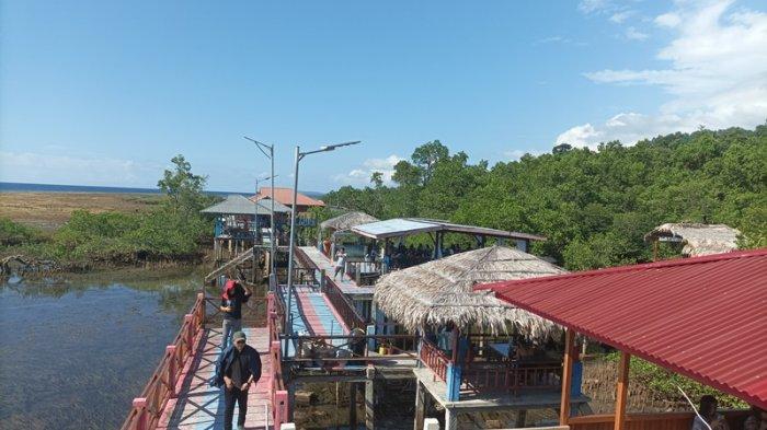Wisata mangrove di Desa Budo, Kecamatan Wori, Kabupaten Minahasa Utara, Sulawesi Utara, Rabu (19/7/2023).