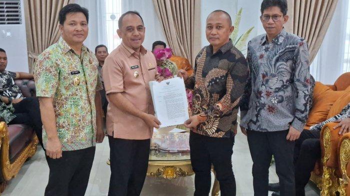 PEMKAB BOLMONG - Bupati Bolaang Mongondow Yusra Alhabsyi bersama Wakil Bupati Bolmong Dony Lumenta menunjuk 19 staf khusus, Kamis (12/6/2025). Berikut daftar lengkapnya.
