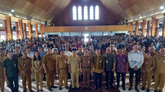 Bupati Minut Joune Ganda foto bersama ribuan mahasiswa Universitas Klabat Airmadidi, Selasa (26/3/2024).