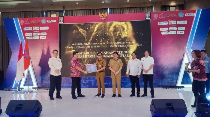 Bupati Minut Joune Ganda saat menerima penghargaan dari Wakil Gubernur Sulawesi Utara Steven Kandouw