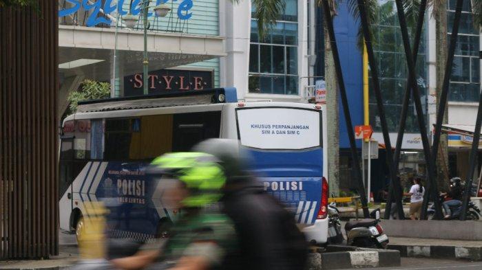 Bus layanan Surat Izin Mengemudi (SIM) Keliling hadir di depan Star Square, Jalan Wolter Mongisidi, Bahu, Kecamatan Malalayang, Manado, Sulawesi Utara. (tribunmanado.co.id/Alexander Pattyranie)
