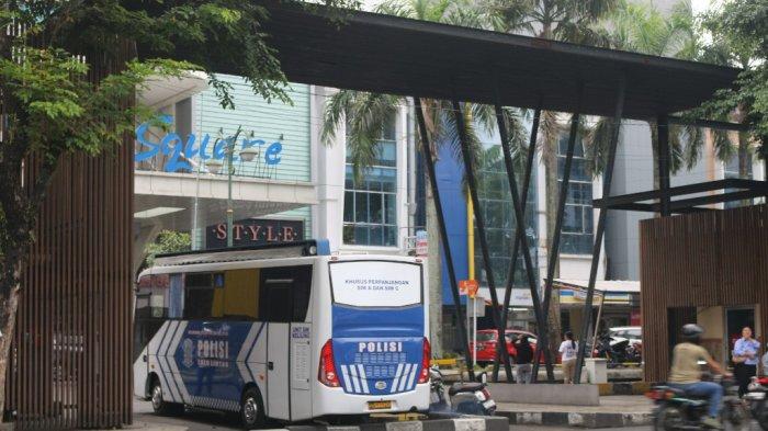 Bus layanan Surat Izin Mengemudi (SIM) Keliling hadir di depan Star Square, Jalan Wolter Mongisidi, Bahu, Kecamatan Malalayang, Manado, Sulawesi Utara. (tribunmanado.co.id/Alexander Pattyranie)