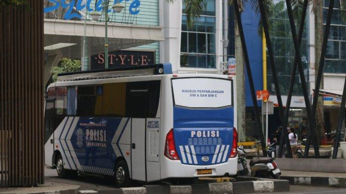 Bus layanan Surat Izin Mengemudi (SIM) Keliling hadir di depan Star Square, Jalan Wolter Mongisidi, Bahu, Kecamatan Malalayang, Manado, Sulawesi Utara. (tribunmanado.co.id/Alexander Pattyranie)