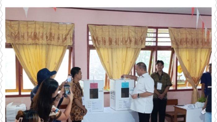 Cagub Sulut nomor urut 2, Elly Engelbert Lasut mencoblos di TPS 8 Kelurahan Wanea Lingkungan 4, Manado, Rabu (27/11/2024) siang.