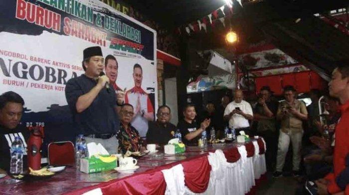 Calon Gubernur Sulawesi Utara, Steven Kandouw, bertemu dengan para aktivis Serikat Buruh dan Tenaga Kerja Bongkar Muat (TKBM) Pelabuhan Bitung, Selasa (5/11/2024).
