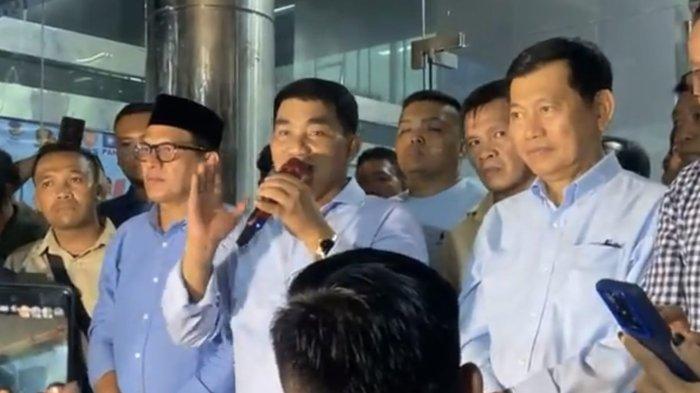 Calon Gubernur Sulawesi Utara Yulius Komaling menyampaikan pidato kemenangan, didampingi Victor Mailangkay, Djafar Al Katiri dan Ayub Ali Albugis, di Rumah Pemenanangan YSK-Victor, Manado, Sulawesi Utara, Rabu (27/11/2024) malam.