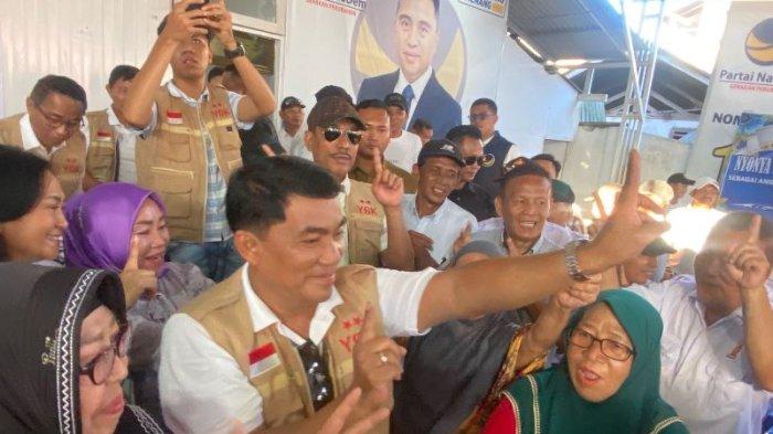 Calon Gubernur Sulawesi Utara Yulius Selvanus Komaling (YSK) bertemu dengan pendukungnya di Kecamatan Modayag Kabupaten Bolaang Mongondow Timur (Boltim), Jumat (11/10/2024)
