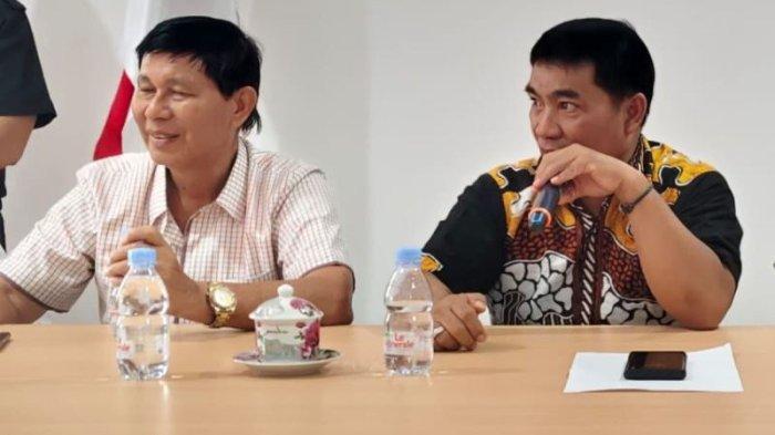 Calon Gubernur Sulut dari Gerindra Yulius Komaling didampingi jajaran Pengurus saat gelar kopi pagi dengan wartawan di sekretariat Gerindra Sulut.