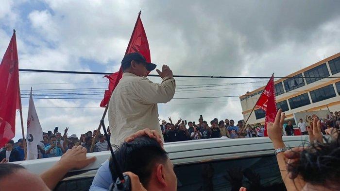 Calon Presiden RI Prabowo Subianto tiba di Kota Tomohon, Senin (5/2/2024) siang, pukul 11.00 WITA. Disambut teriakan 'Tuama Torang Presiden' dari masyarakat.