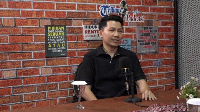 Calon Wakil Wali Kota Manado nomor urut 3, Ivan Lumentut saat hadir di Podcast Tribun Manado, Senin (4/11/2024).