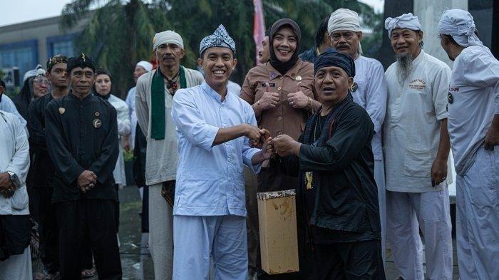 Calon Wali Kota (Cawalkot) Bogor di Pilkada 2024 Sendi Ferdiansyah bersama masyarakat Bogor dalam satu kegiatan kebudayaan.