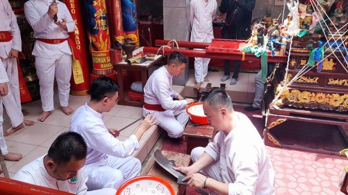 CAP GO MEH: Peralatan Tangsin diasah di Klenteng Kwan Kong Manado untuk digunakan saat Cap Go Meh, Sulut, Senin (10/2/2025). Cap Go Meh tahun ini akan berlangsung pada Rabu (12/2/2025).