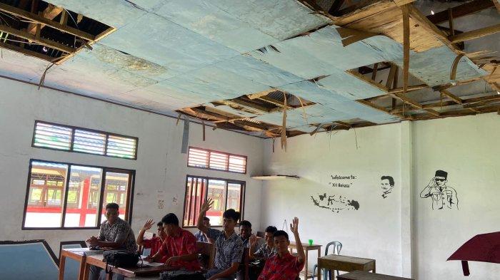 Atap di SMA Negeri 1 Tagulandang, Kepulauan Sitaro, Sulawesi Utara, masih bocor dampak dari erupsi Gunung Ruang beberapa waktu lalu, Kamis (14/11/2024).