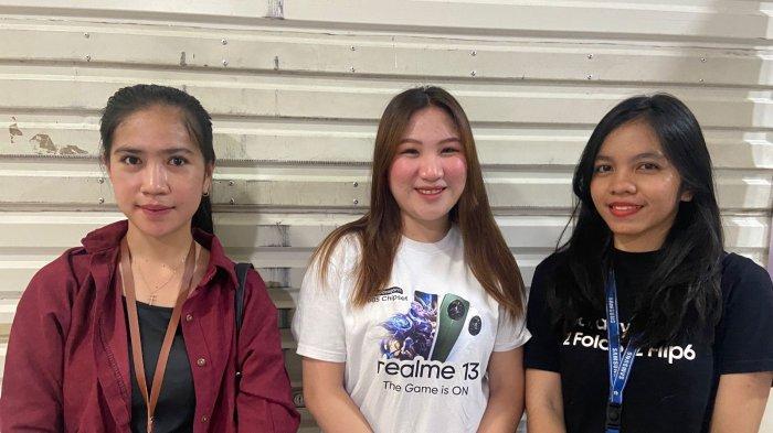 Saksi mata, Eva R, bersama teman-temannya saat menceritakan kebakaran di konter handphone Zigma Cell di lantai UHF. Blok B. 29, itCenter, Manado, Sulawesi Utara, Sabtu (7/9/2024) siang.