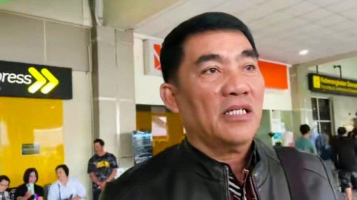 Gubernur Sulawesi Utara (Sulut) terpilih, Yulius Selvanus Komaling (YSK), saat diwawancara di Bandara Internasional Sam Ratulangi, Manado, Sabtu (4/1/2025).
