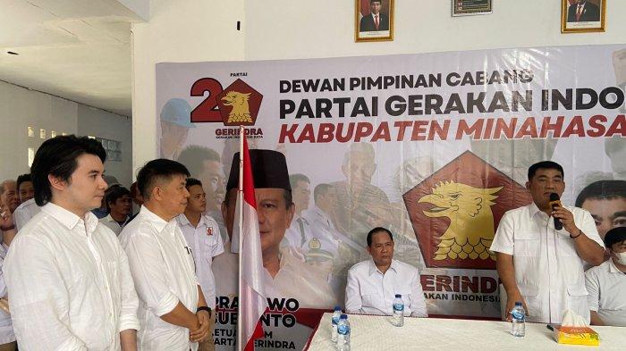 Ketua DPD Gerindra Sulawesi Utara, Yulius Selvanus Komaling (YSK), memperkenalkan Asiano Gemmy Kawatu sebagai bakal Calon Bupati Minsel dan Darren Paulorino Runtuwene sebagai bakal Calon Wakil Bupati Minsel, Kamis (25/7/2024).