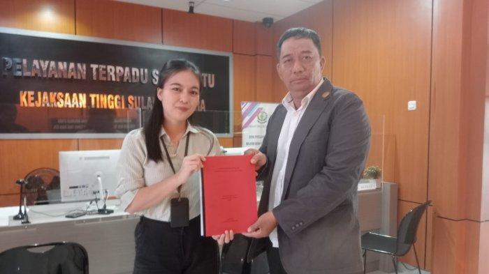 Ketua LSM RAKO Sulawesi Utara, Harianto, saat membawa laporan di Kejaksaan Tinggi Sulut, Kamis (12/10/2023).