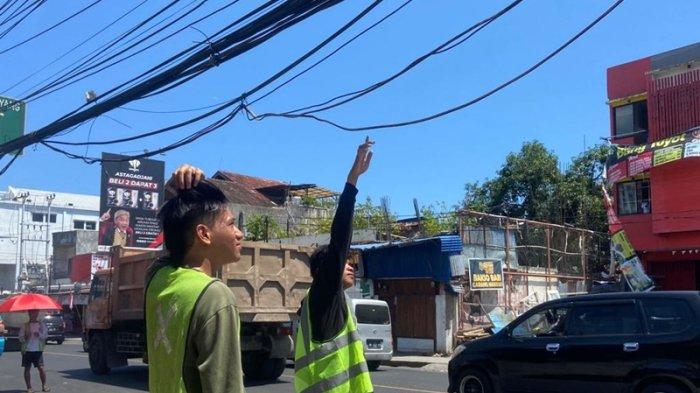 Kabel listrik yang semrawut di Jalan Wolter Monginsidi, Sario, Manado, Sulawesi Utara, Rabu (9/8/2023).