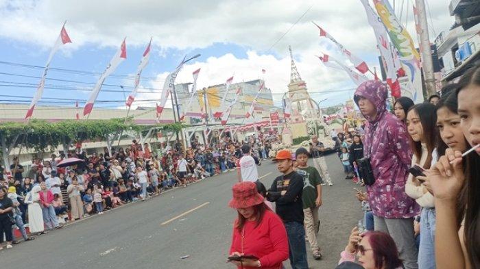 Masyarakat hingga wisatawan memadati sepanjang jalan raya Tomohon, Sulawesi Utara, Sabtu (12/8/2023).