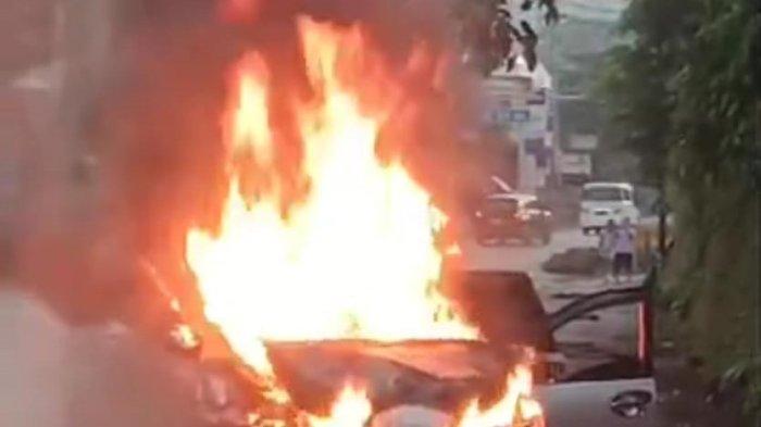 Mobil Avanza yang terlibat kecelakaan lalu lintas di Jalan Yos Sudarso, Kecamatan Paal Dua, Manado, Sulawesi Utara, Rabu (3/7/2024).