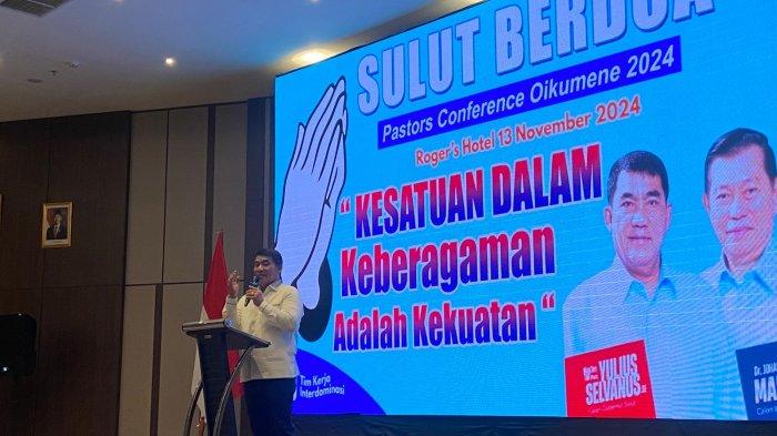 Calon Gubernur Sulawesi Utara nomor urut 1, Yulius Selvanus Komaling (YSK), saat menghadiri ibadah Sulut Berdoa Pastor Conference Oikumene 2024 di Rogers Hotel Manado, Rabu (13/11/2024).