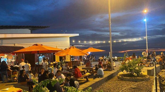 OBJEK WISATA - Suasana di Pasar Wisata dan Kuliner Manado Bay di Dermaga Youth Centre Kawasan Megamas Manado, Sulawesi Utara, Sabtu (10/8/2024) malam lalu.