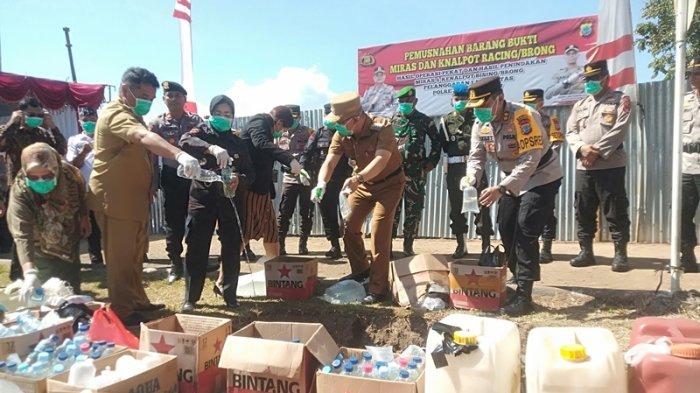 Pemusnahan barang bukti dalam Apel Gelar Pasukan Operasi Mantap Brata Samrat 2023-2024 untuk pengamanan pemilu di halaman Polres Kotamobagu, Sulawesi Utara, Selasa (17/10/2023).