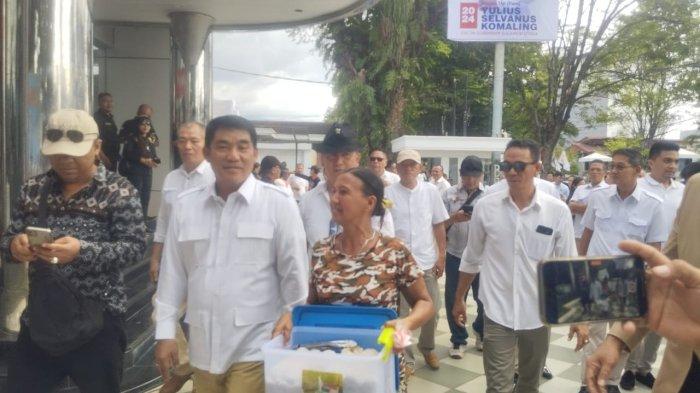 Ratusan pendukung berkumpul di Rumah Pemenangan For Yulius Selvanus Komaling (YSK), Jalan Ahmad Yani Nomor 8, Sario Tumpaan, Kecamatan Sario, Kota Manado, Sulawesi Utara, Rabu (17/7/2024).