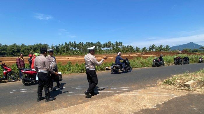 Satlantas Polresta Manado melakukan olah Tempat Kejadian Perkara (TKP) kecelakaan minibus sekolah yang terjadi di Jalan Ring Road Perumahan Griya Paniki Indah (GPI), Kota Manado, Sulawesi Utara, Selasa (17/9/2024).