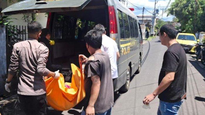 Polisi mengevakuasi jenazah tukang kayu, Felix Yohanes Maramis (59), dari kamar indekosnya di Lingkungan I Kelurahan Sario, Kecamatan Sario, Kota Manado, Sulawesi Utara, Kamis (7/11/2024).