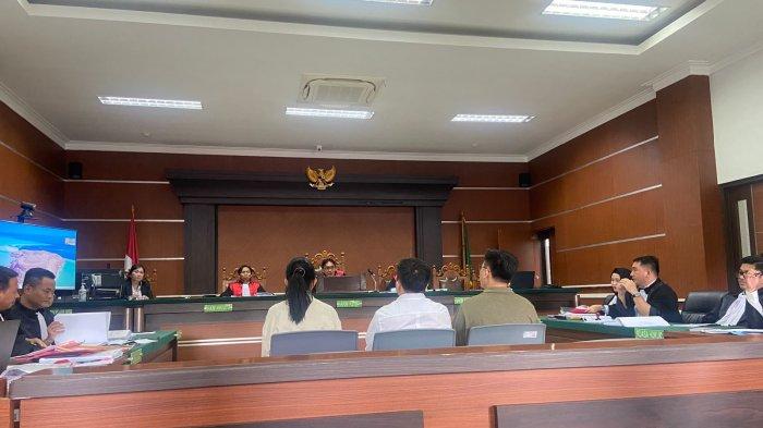 Sidang pemeriksaan terdakwa kasus politik uang yang menjerat Christovel Liempepas, Indra Liempepas, dan Chery Lintang di Pengadilan Negeri Manado, Sulawesi Utara, Selasa (11/6/2024).
