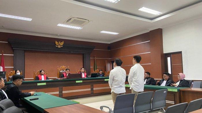 Terpidana kasus politik uang, Christovel Liempepas dan Indra Liempepas saat mendengarkan putusan hakim di Pengadilan Negeri Manado, Sulawesi Utara, Rabu (19/6/2024).