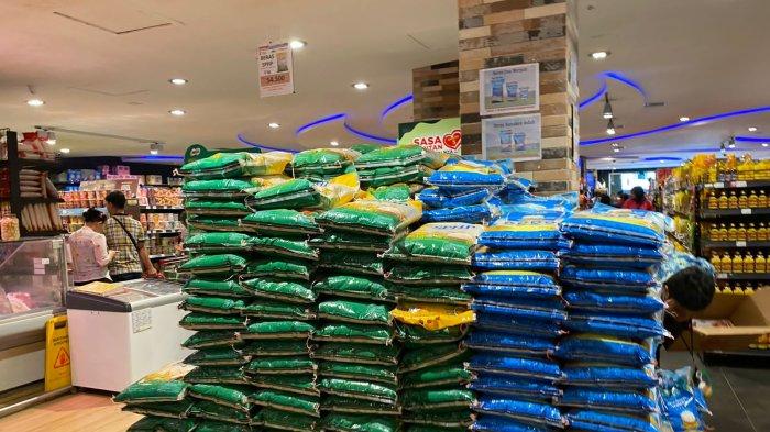 Tumpukan beras SPHP dan jenis lainnya di Pasar Swalayan FreshMart Bahu, Manado, Sulawesi Utara (Sabtu 6/4/2024).