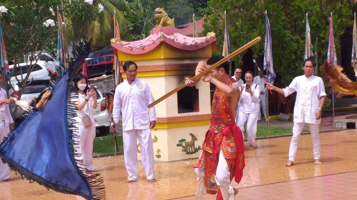 THIAM HIO - Tangsin beraksi saat ritual Thiam Hio di Kotamobagu, Sulawesi Utara, Rabu (12/2/2025). Ritual
tersebut harus dilakukan sebelum puncak perayaan Cap Go Meh.