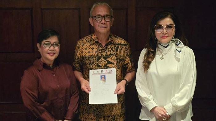 Carlo Brix Tewu daftar bakal calon gubernur Sulut ke Koalisi Solidaritas Sulut Maju yang diterima Ketua KSSM, Conny Rumondor dan Tetty Paruntu di Jakarta, Jumat (3/4/2024) malam.