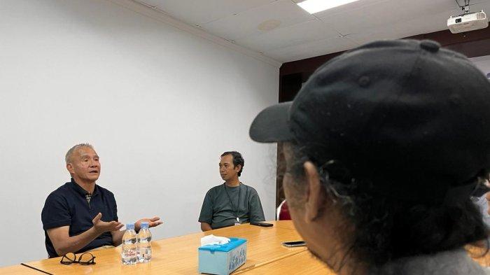 Irjen Pol (Purn) Carlo Brix Tewu saat silaturahmi di Kantor Tribun Manado, Jalan AA Maramis, Kota Manado, Sulawesi Utara, Kamis (9/5/2024) sore. Carlo Tewu telah mendaftar di beberapa partai sebagai bakal calon Gubernur Sulut.
